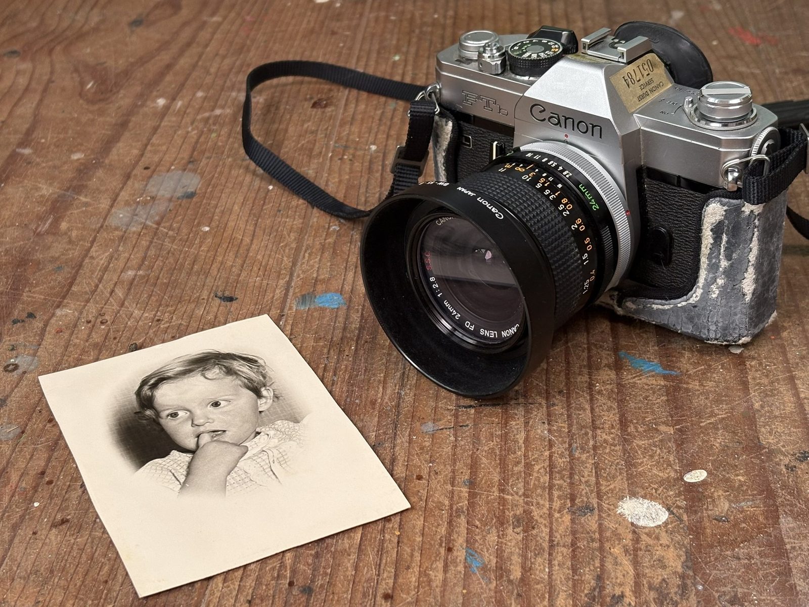 Analoge camera met een oude foto