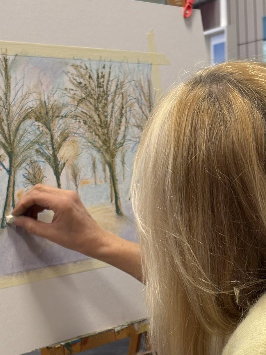 Kunstenaar schildert een winters landschap