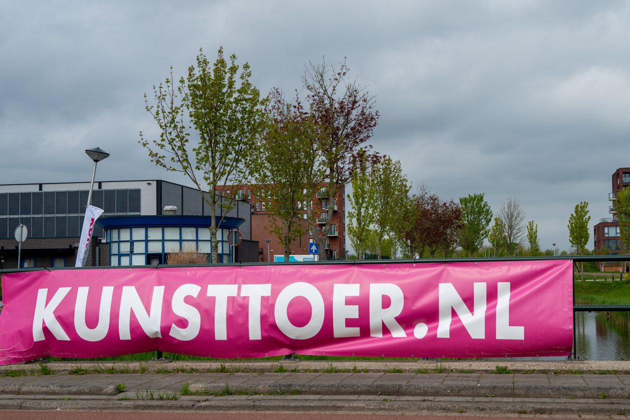 Spandoek van de Kunsttoer langs het water in Lansingerland