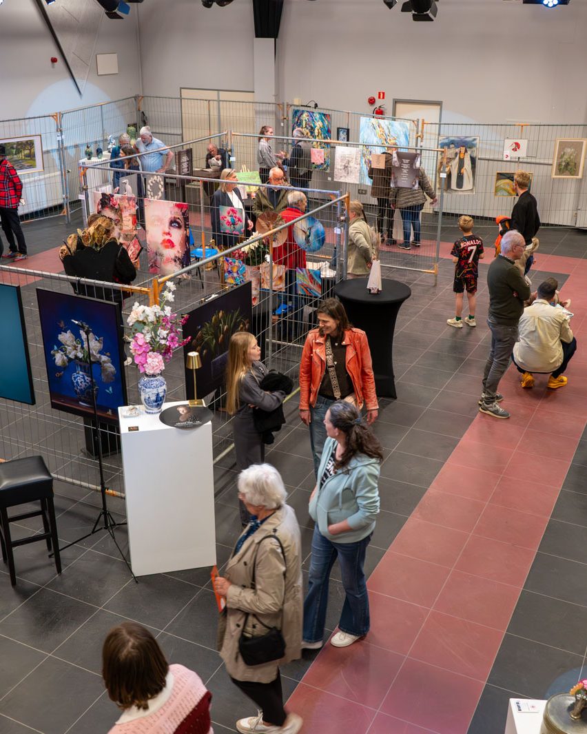 Bezoekers tijdens de expositie in de zaal